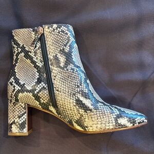 Sophia Webster skin boothttps://di2ponv0v5otw.cloudfront.net/posts/2024/08/15/66